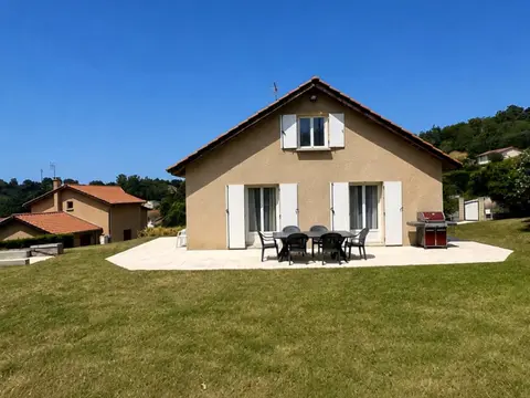 Montanay (69250) | Magnifique maison familiale T6 rénovée avec piscine et vue panoramique – 640 000 €