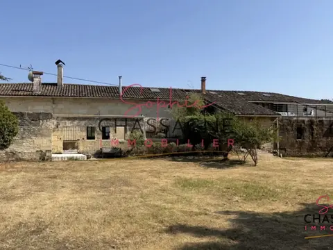 À 20 minutes de Saint-Émilion, maison en pierre de 205 m², implantée sur un terrain clos de 5965 m²