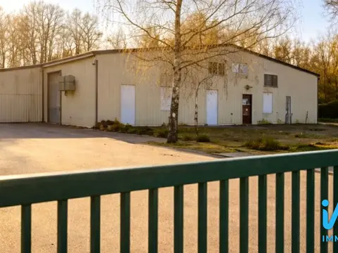 Entrepôt de 1250 m2 de stockage et de bureaux, sur un terrain de 4570 m2 