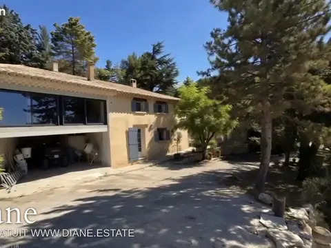 Ferme en pierres a flanc de colline 