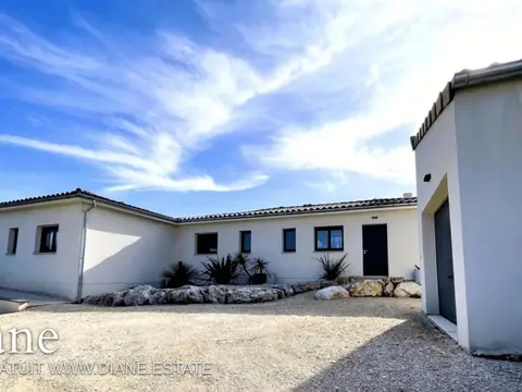 Villa contemporaine de plain-pied (DPE A) avec dépendance et piscine