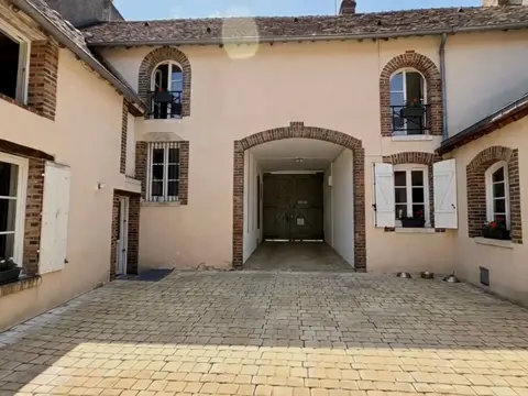 Maison de caractère Ferrières-en-Gâtinais 195 m² à 1h de Paris