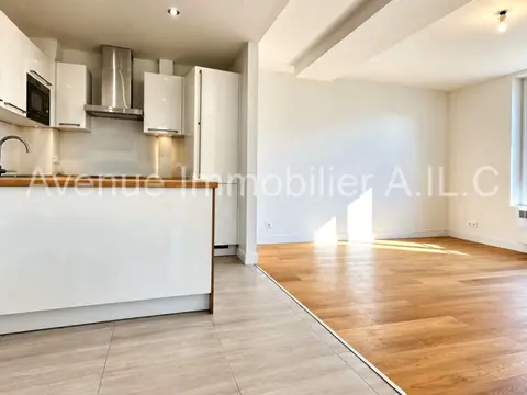 F3 RENOVE 53 M².. CENTRE MEAUX. JARDIN PRIVATIF NON ATTENANT.
