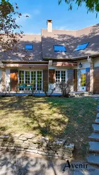 Ecully centre - Villa de caractère de 312m2 au coeur d'un terrain arboré - 6 suites
