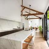 Cuisine ouverte avec îlot central en marbre