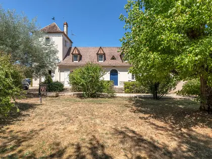 Maison périgourdine de prestige au coeur de Montpon Menesterol (28)