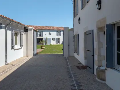 Incroyable Clos en plein coeur village (16)