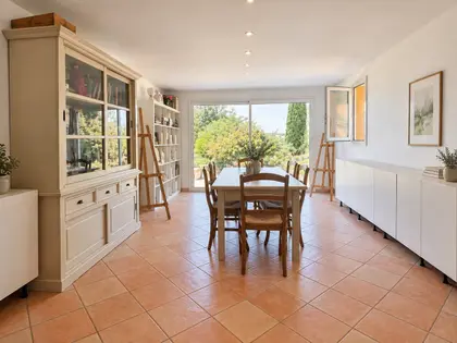 Villa with Pool & Cathedral Views (4)