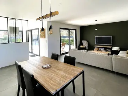 Villa contemporaine de plain-pied (DPE A) avec dépendance et piscine (4)