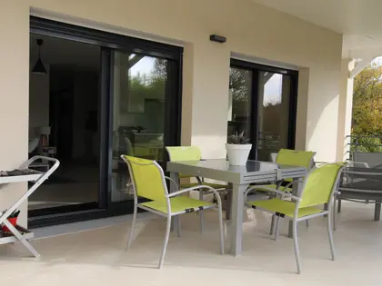 Villa contemporaine de plain-pied (DPE A) avec dépendance et piscine (16)