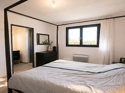 Villa contemporaine de plain-pied (DPE A) avec dépendance et piscine (9)