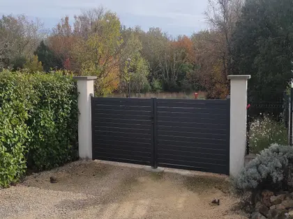 Villa contemporaine de plain-pied (DPE A) avec dépendance et piscine (19)