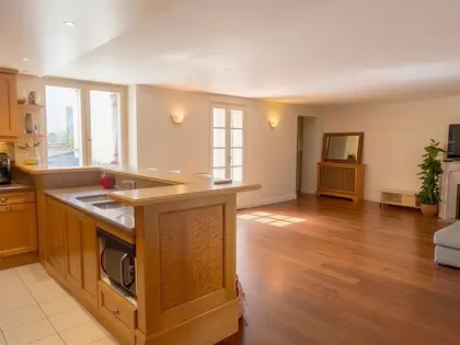 Charmant appartement 10 ème  (2)