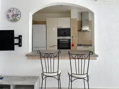 Superbe 2 piéces meublé en rez de jardin à louer en bord de mer (3)