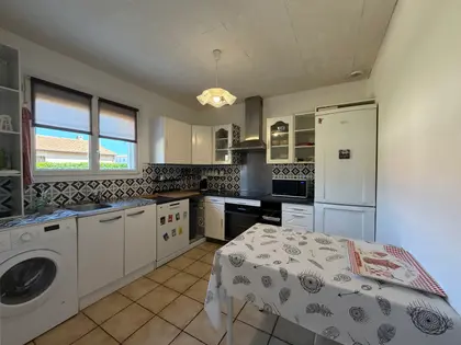 Maison familiale à vendre à Saint-Jean-d’Illac – vie de plain-pied et terrain arboré de 1 002 m² (4)