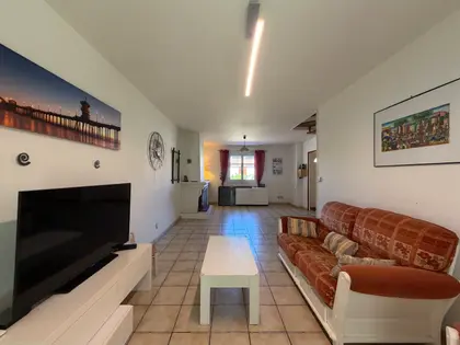 Maison familiale à vendre à Saint-Jean-d’Illac – vie de plain-pied et terrain arboré de 1 002 m² (7)