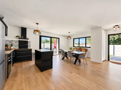 Maison de plain-pied rénovée à Lanton – 171 m² deux espaces de vie et terrain de 792 m² (2)