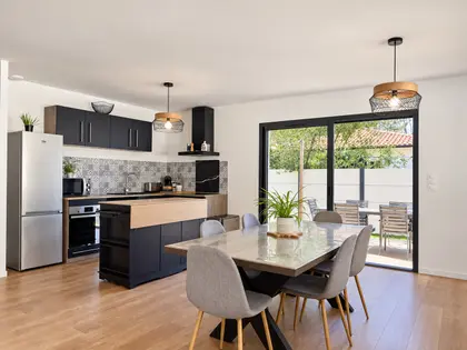 Maison de plain-pied rénovée à Lanton – 171 m² deux espaces de vie et terrain de 792 m² (1)