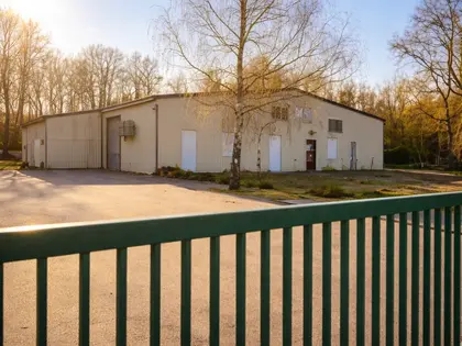 Entrepôt de 1250 m2 de stockage et de bureaux, sur un terrain de 4570 m2  (1)