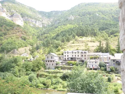 Maison en pierre avec deux logements, un garage et un terrain de 1378 m2 – Vue sur la rivière (14)