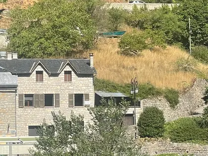 Maison en pierre avec deux logements, un garage et un terrain de 1378 m2 – Vue sur la rivière (9)