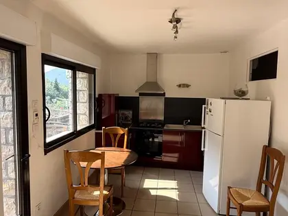 Maison en pierre avec deux logements, un garage et un terrain de 1378 m2 – Vue sur la rivière (7)