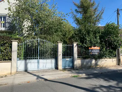Terrain à vendre avec maisonnette et cabanon de jardin  (1)
