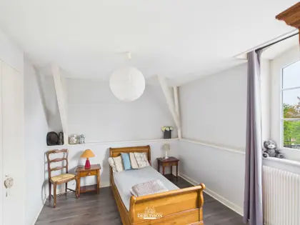 Propriété implantée dans son terrain clos et arboré  (7)