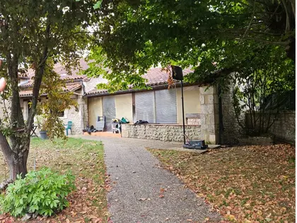 Grange et dépendances À FORT POTENTIEL AU CEUR DU PÉRIGORD Vert (15)