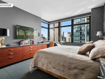 Exceptional Move-In Ready One-Bedroom Residence with Iconic Skyline Views (3)