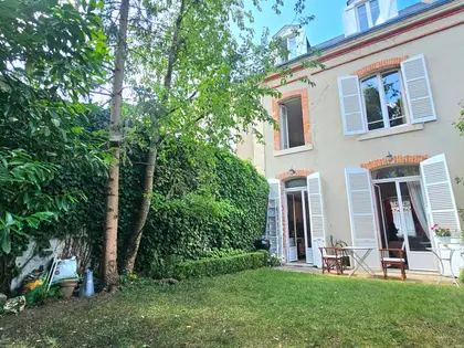 MAISON PLACE DU FORUM AVEC EXTERIEUR (23)