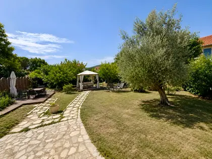 Belle maison T5 de 120 m² sur 900 m² avec garage à TOURVES (11)