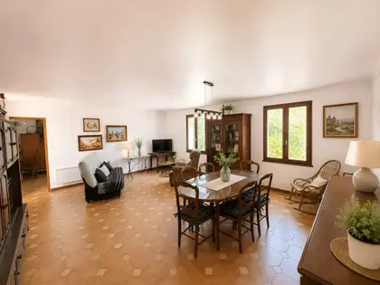 Maison traditionnelle de type 6 de 135 m² sur 5370 m² de terrain arboré avec garage et cave à TRETS (18)