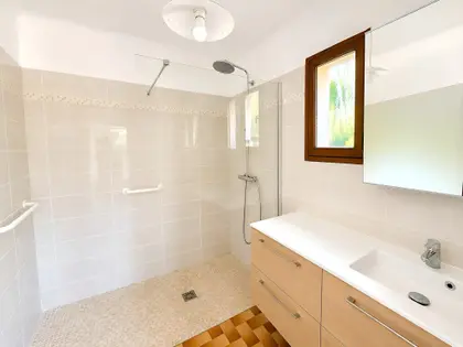 Maison traditionnelle de type 6 de 135 m² sur 5370 m² de terrain arboré avec garage et cave à TRETS (17)