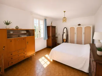 Maison traditionnelle de type 6 de 135 m² sur 5370 m² de terrain arboré avec garage et cave à TRETS (15)