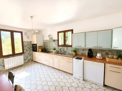 Maison traditionnelle de type 6 de 135 m² sur 5370 m² de terrain arboré avec garage et cave à TRETS (19)