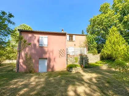 Maison traditionnelle de type 6 de 135 m² sur 5370 m² de terrain arboré avec garage et cave à TRETS (1)