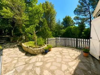 Maison traditionnelle de type 6 de 135 m² sur 5370 m² de terrain arboré avec garage et cave à TRETS (21)