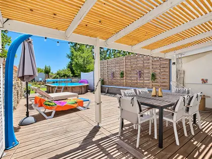 MAISON FAMILIALE AVEC BEAUX VOLUMES, PISCINE ET 4 CHAMBRES (13)