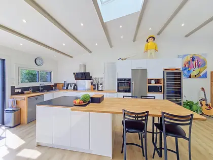 MAISON D'EXCEPTION ENTIÈREMENT RÉNOVÉE AVEC PISCINE CHAUFFÉE, 4 CHAMBRES, AU CŒUR DU BOURG (5)