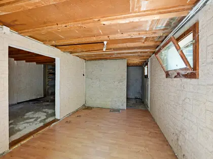 Chalet à rénover au calme au centre du village (44)