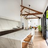 Cuisine ouverte avec îlot central en marbre
